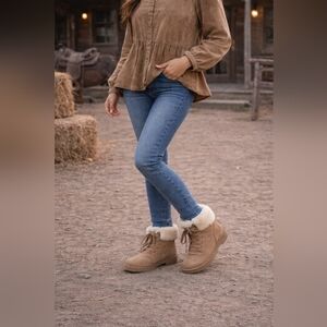 NWT.UGG WEYLYN LACE-UP CHESTNUT SUEDE SHEEPSKIN CUFF ANKLE BOOT SHOE SIZE 8